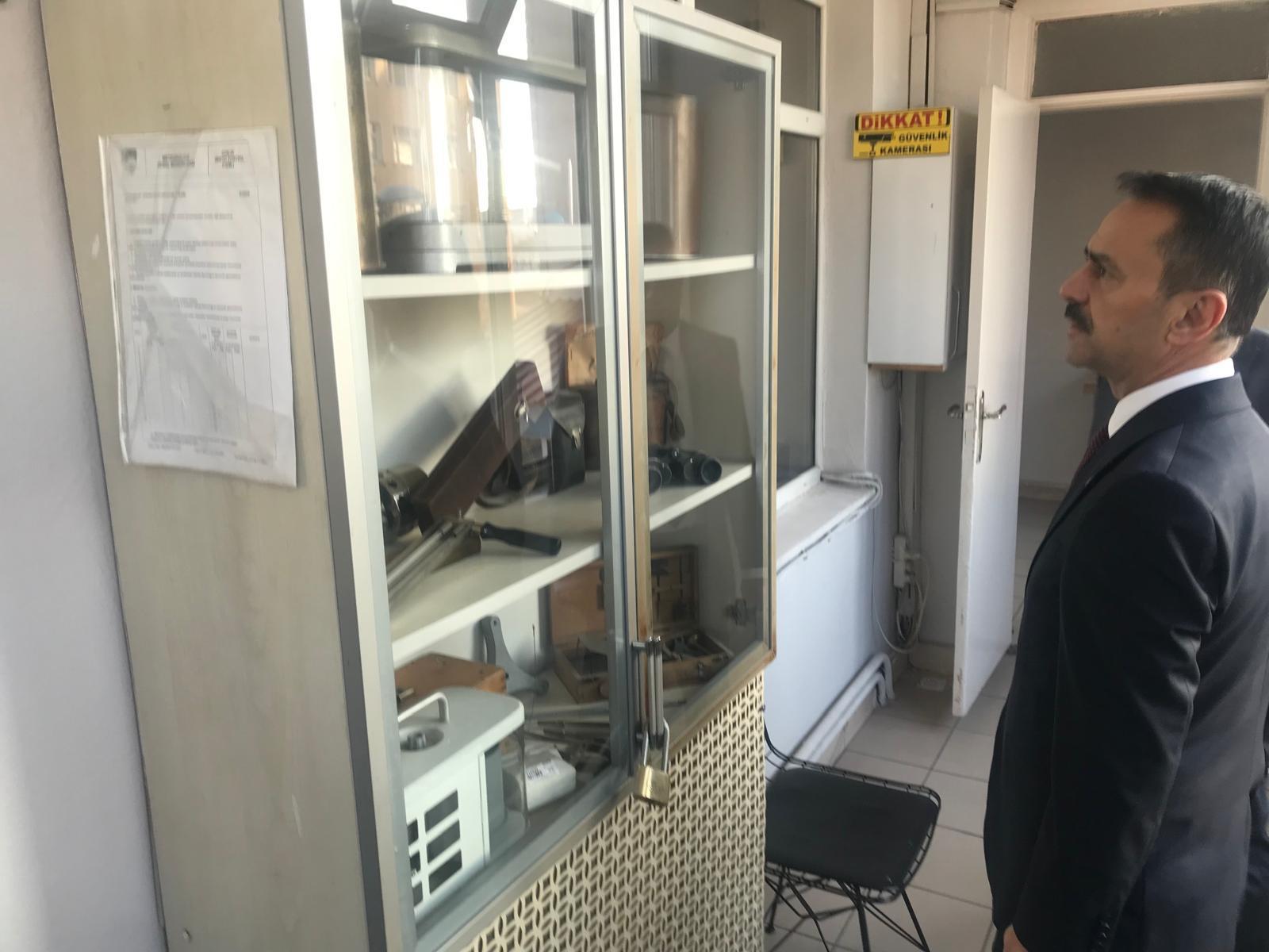 Vali İlhami Aktaş, Meteoroloji Müdürlüğünü ziyaret ederek incelemelerde bulundu.