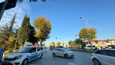 Sakarya'nın Adapazarı ilçesinde park halindeki araca çarptıktan sonra olay yerinden