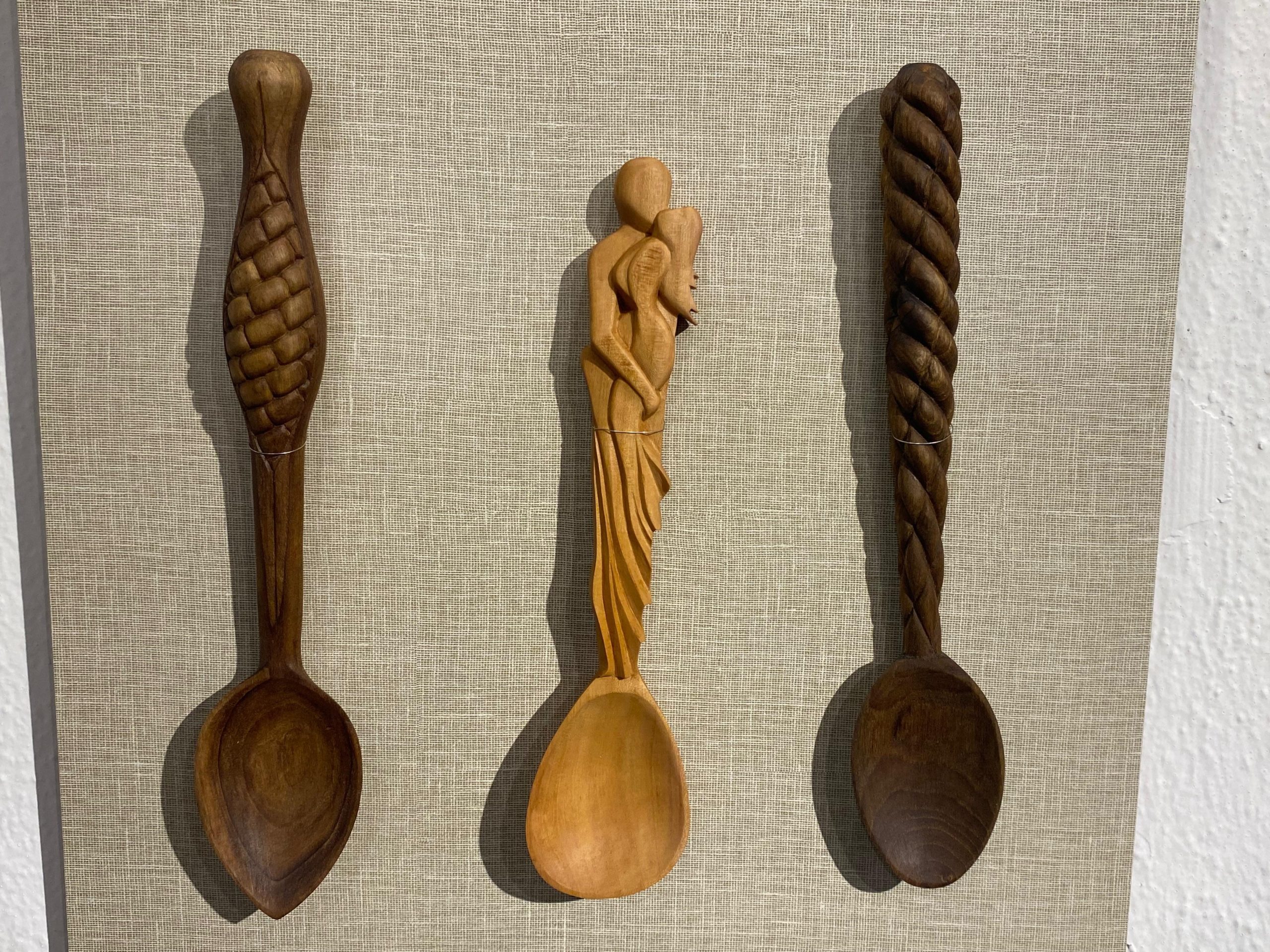 Kocaeli'de el işçiliğiyle üretilen ve çeşitli figürlerle süslenen 150 ahşap