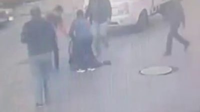 Bursa’da yolun karşısına geçmek isterken kamyonetin çarpmasıyla savrulan kadın yaralanırken,