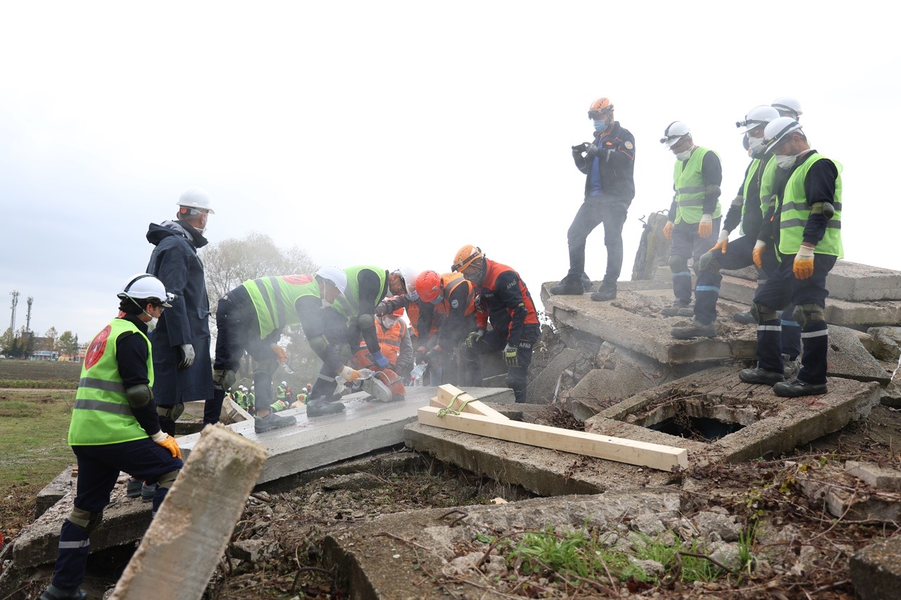 Kartepe Belediyesi tarafından Kahramanmaraş merkezli depremlerin ardından KAR Arama Kurtarma