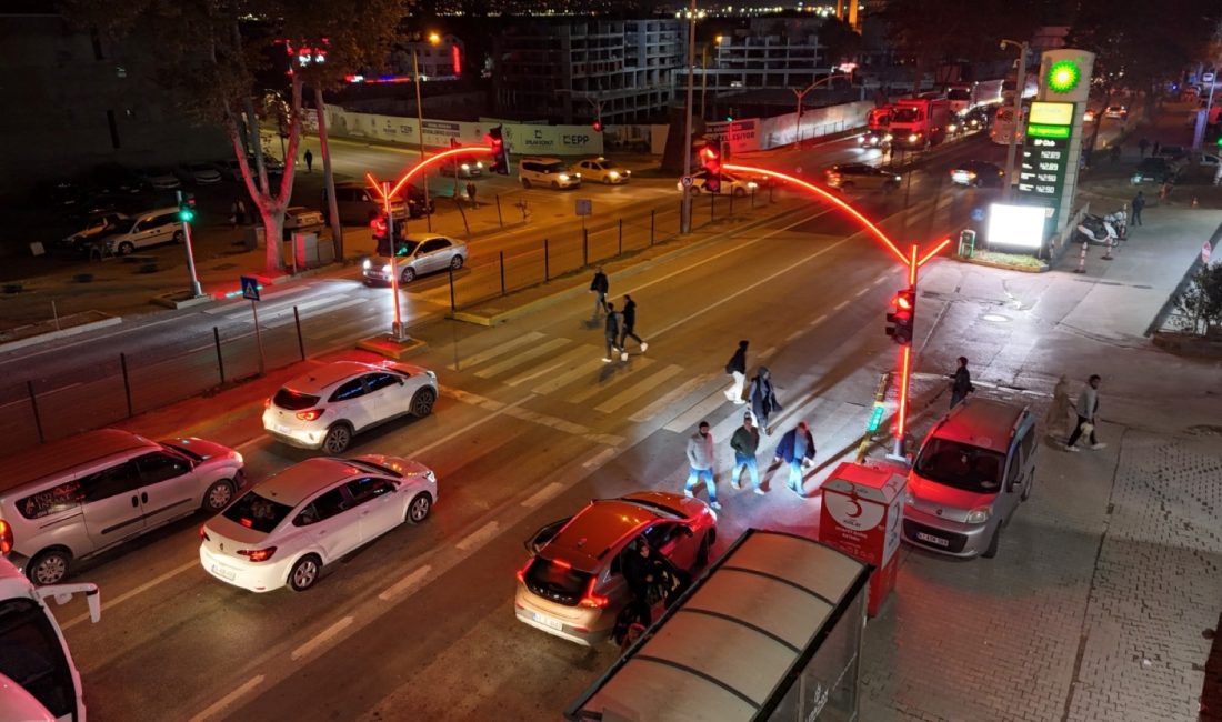 Kocaeli'de kavşaklarda sürücü ve yayaları daha etkin şekilde uyarmak amacıyla