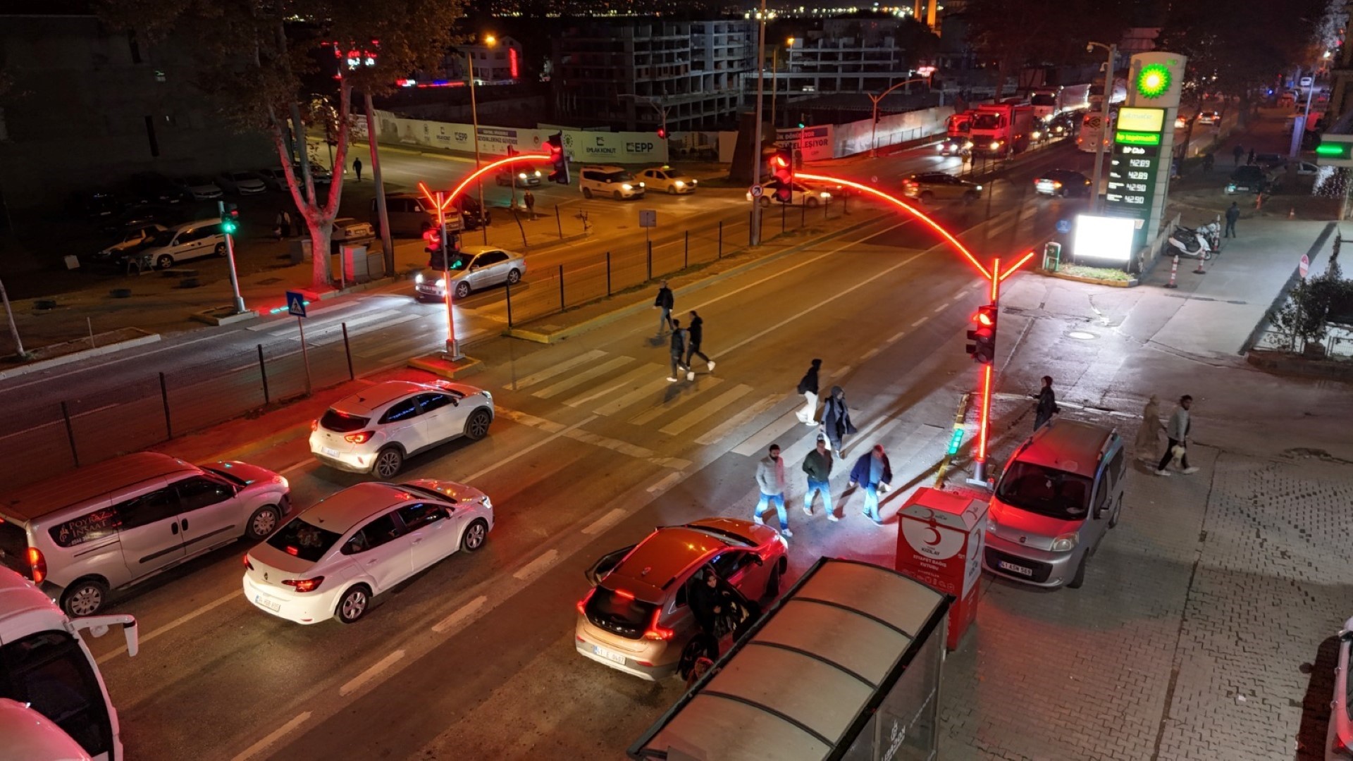 Kocaeli'de kavşaklarda sürücü ve yayaları daha etkin şekilde uyarmak amacıyla