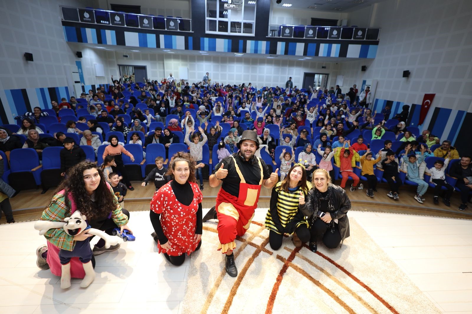 Başiskele'de çocuklara yönelik "Ayşegül'ün Hayal Dünyası" isimli tiyatro oyunu sahnelendi.