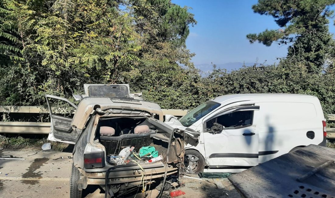 Sakarya'nın Sapanca ilçesinde hafif ticari araç ile otomobilin çarpıştığı kazada