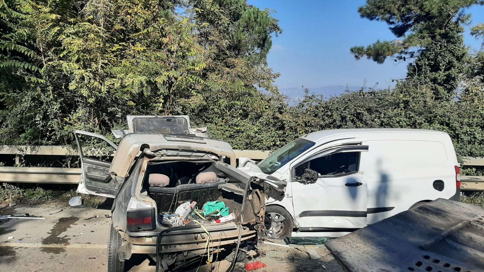 Sakarya'nın Sapanca ilçesinde hafif ticari araç ile otomobilin çarpıştığı kazada