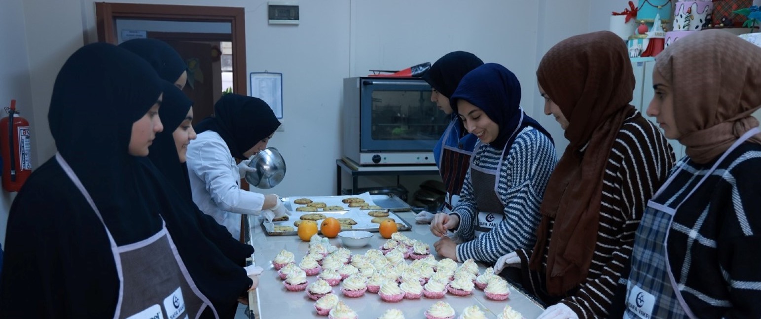 Kocaeli'de geleceğin anne adayları mutfakta becerilerini sergileyerek pizza, cookie, İzmir