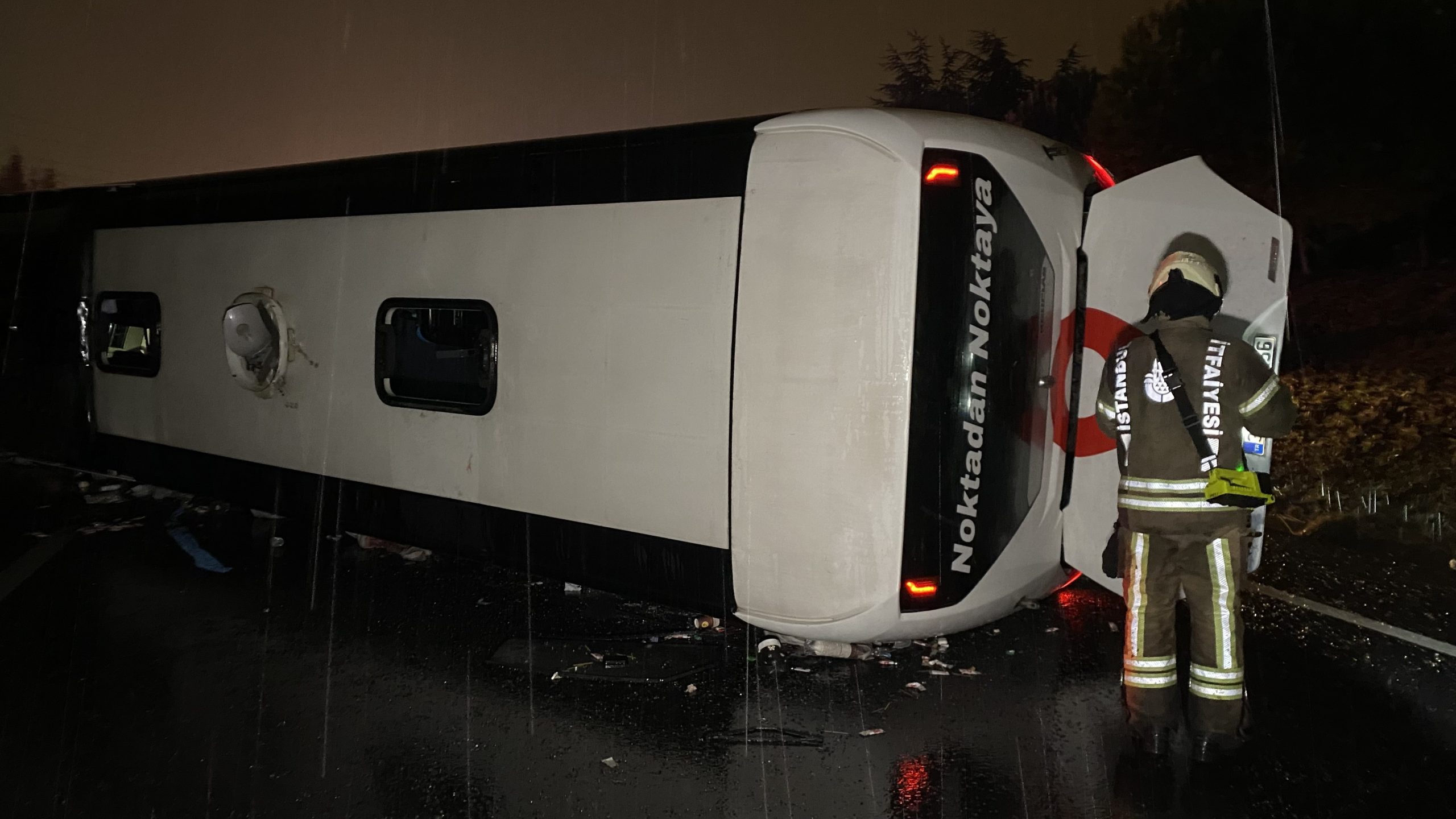 Esenler'de hal kavşağı mevkiinde bir yolcu otobüsünün yan yatması sonucu