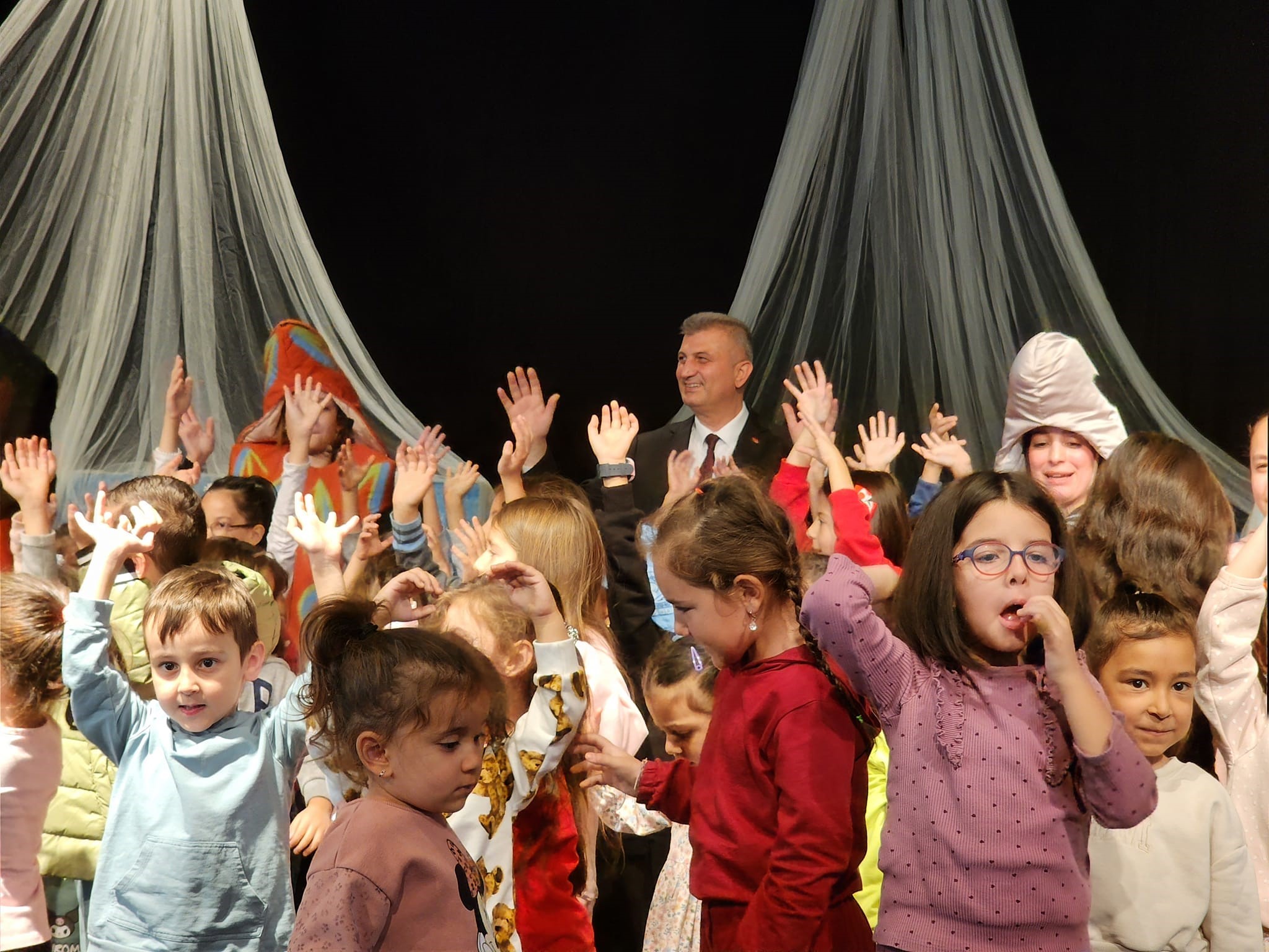 Gölcük'te Kazıklı Kervansarayı Kültür Yapısı'nda sahnelenen Balık Hastanesi isimli tiyatro