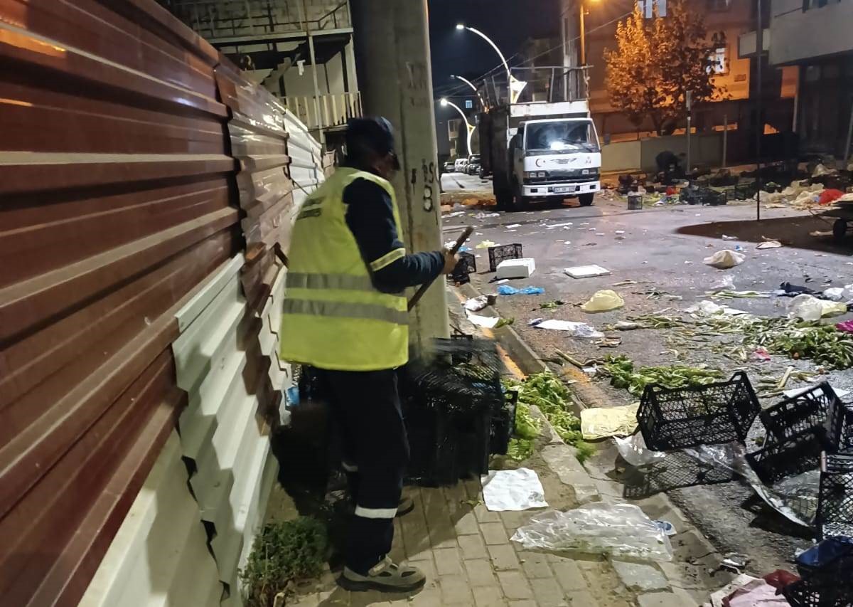 Dilovası'nda pazar yerlerinde kapsamlı bir temizlik çalışması yürütülüyor.