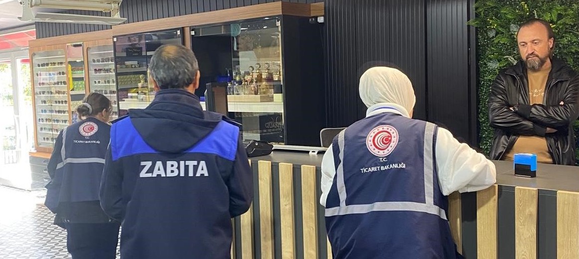 Kartepe'de zabıta ekipleri vatandaşların güvenli alışveriş yapabilmesi amacıyla denetimlerini sürdürüyor.