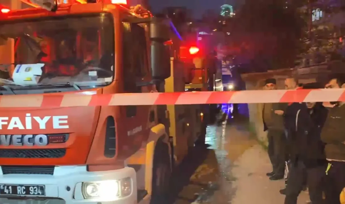Kocaeli'nin İzmit ilçesinde müstakil bir evin çatısı alevlere teslim oldu.