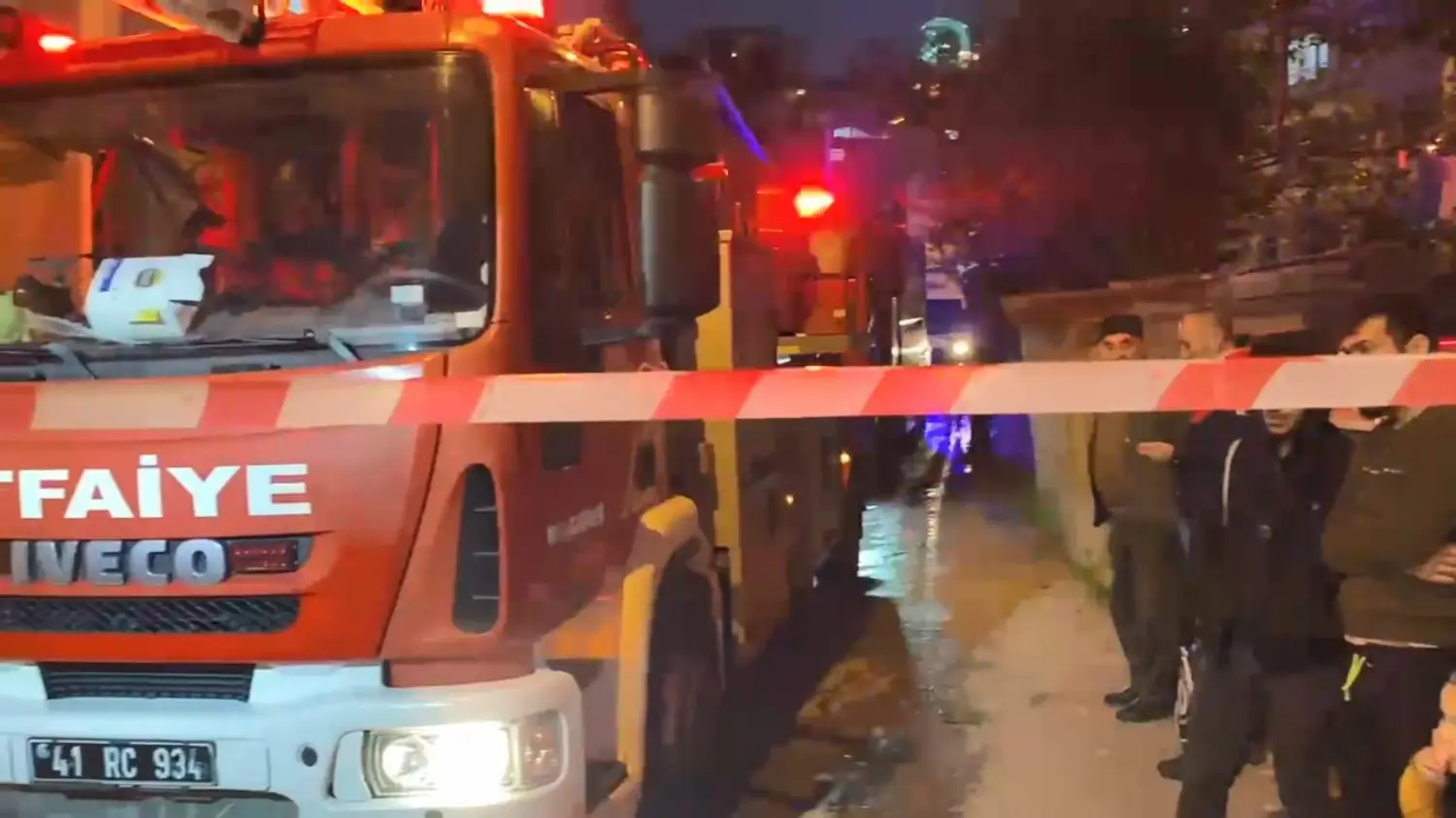 Kocaeli'nin İzmit ilçesinde müstakil bir evin çatısı alevlere teslim oldu.
