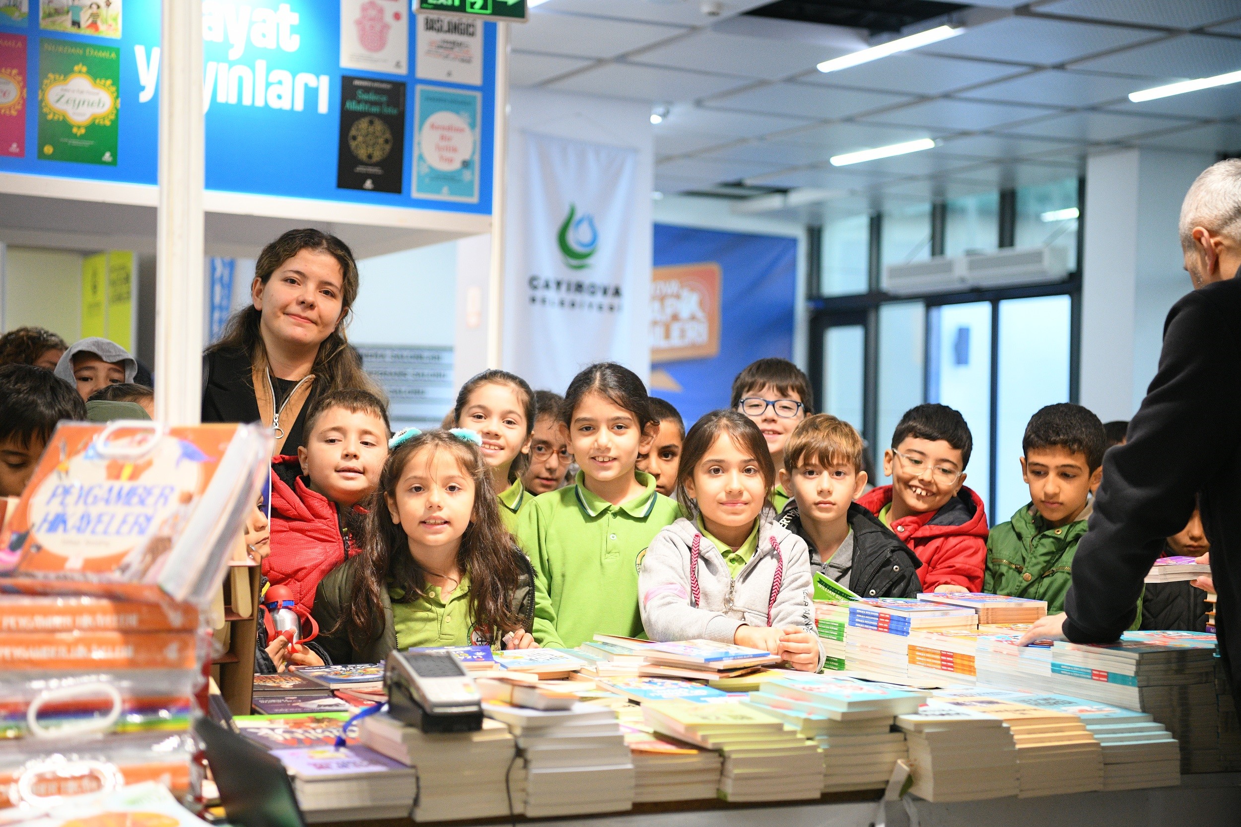 Kocaeli'de geleneksel hale getirilen Çayırova 5. Kitap Günleri'ne katılan minik