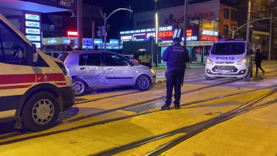 Kocaeli'nin İzmit ilçesinde 2 aracın karıştığı kazada bir kişi yaralandı,