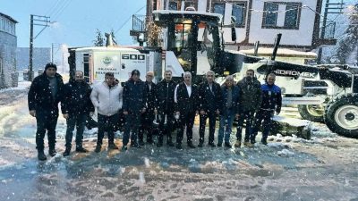 Dilovası'nın yüksek kesimlerinde belediye ekipleri karla mücadeleye devam ediyor.