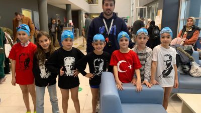 Başiskele Belediye Spor Kulübü'nün minik yüzücüleri, 10 Kasım Atatürk'ü Anma