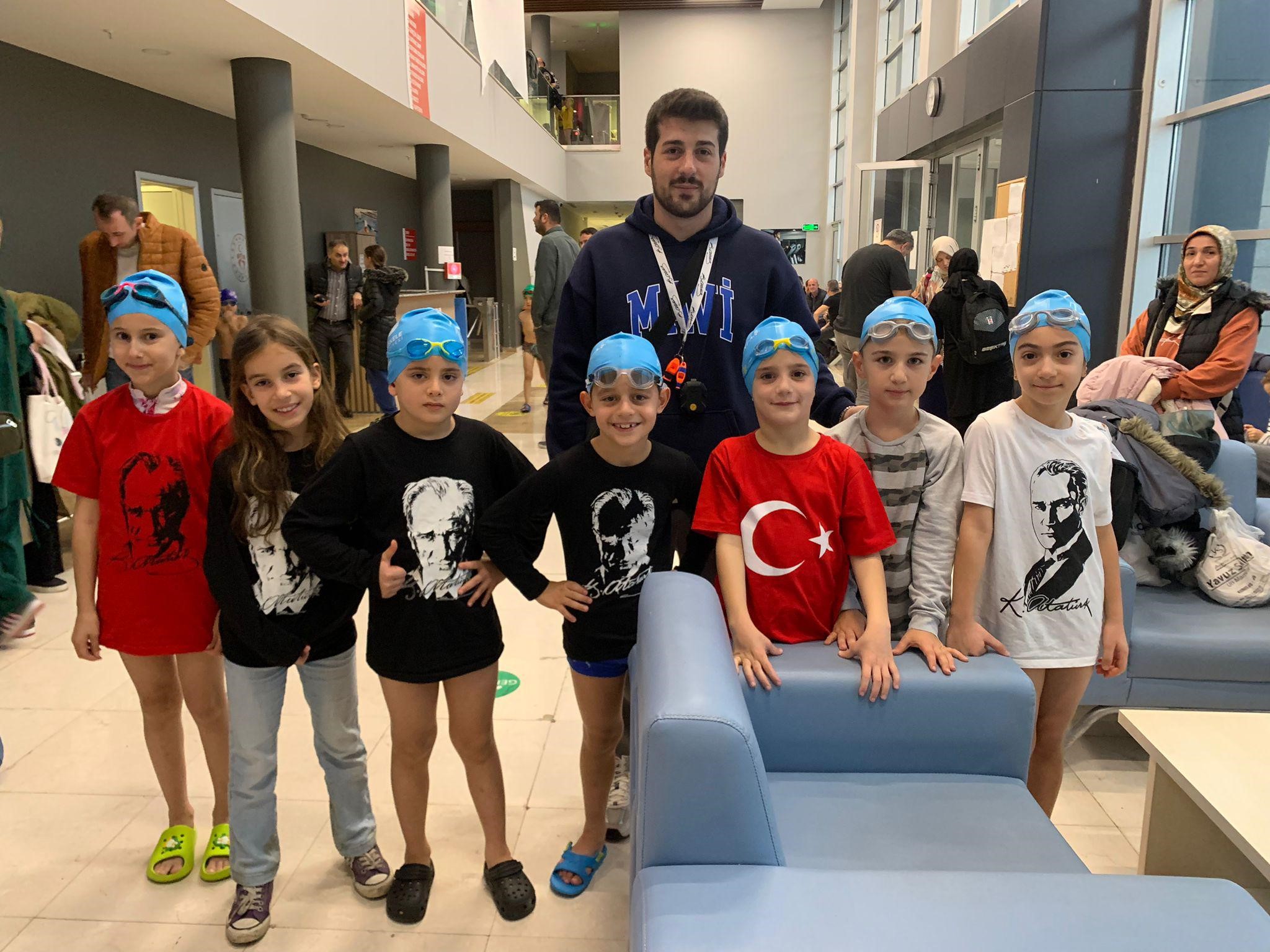 Başiskele Belediye Spor Kulübü'nün minik yüzücüleri, 10 Kasım Atatürk'ü Anma