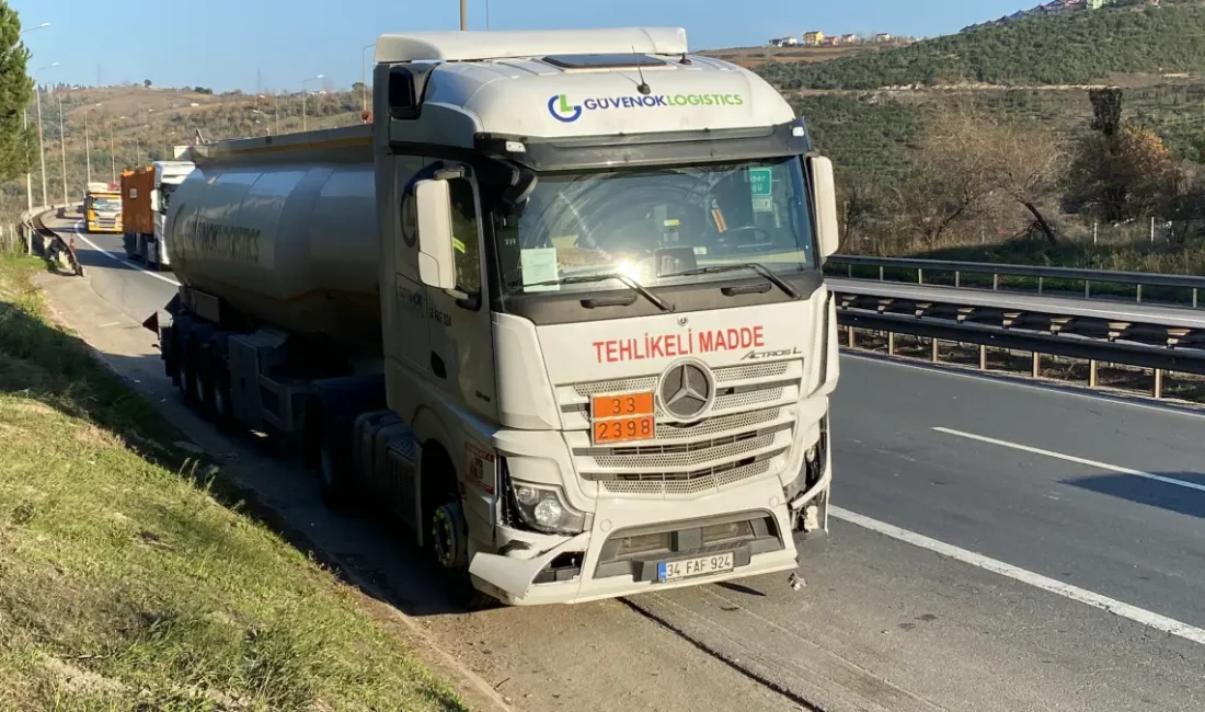Kocaeli'nin İzmit ilçesinde kimyasal madde yüklü tanker ile otomobil çarpıştı.