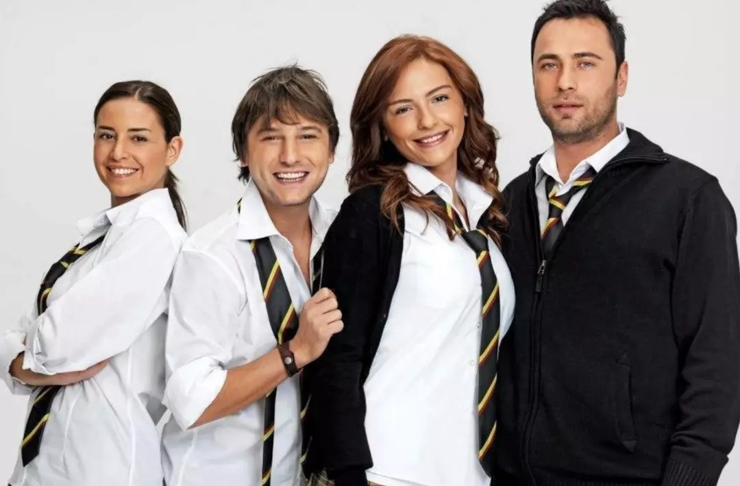 Arka Sıradakiler'de canlandırdığı Oktay karakteriyle hafızalara kazınan oyuncu Bülent Çetinarslan,