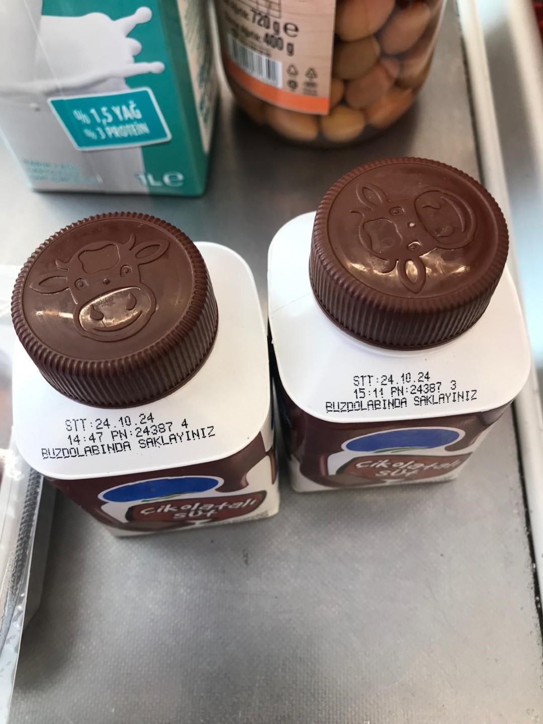 Büyükşehir Zabıtası, Gebze’de bir markete yaptığı denetimde tarihi geçmiş süt