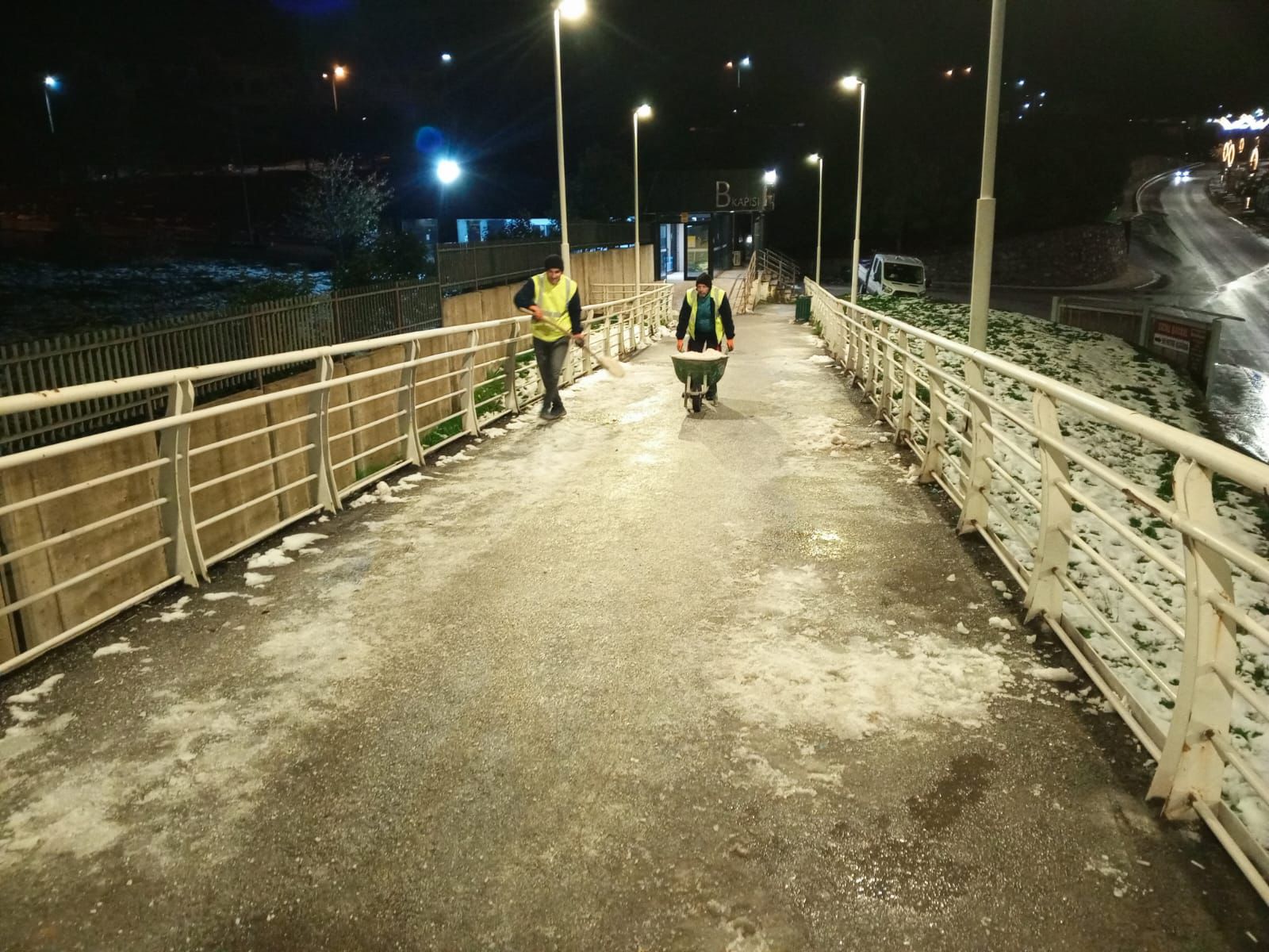 Büyükşehir, kar yağışı nedeniyle yaşanabilecek olumsuzlukların önüne geçmek için özverili