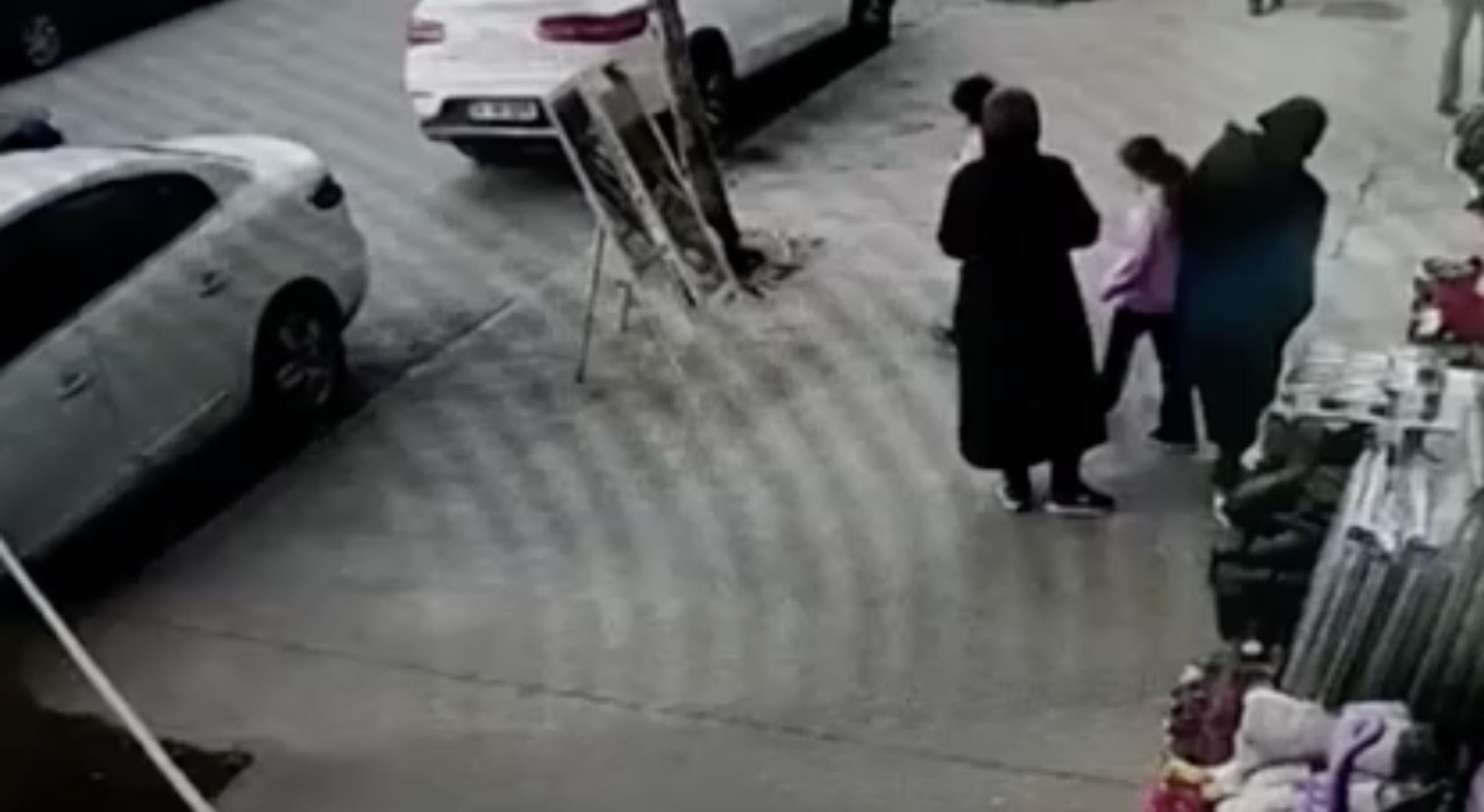 İstanbul Başakşehir'de bir züccaciye mağazası önünde bulunan kavanoz kapakları çalındı.