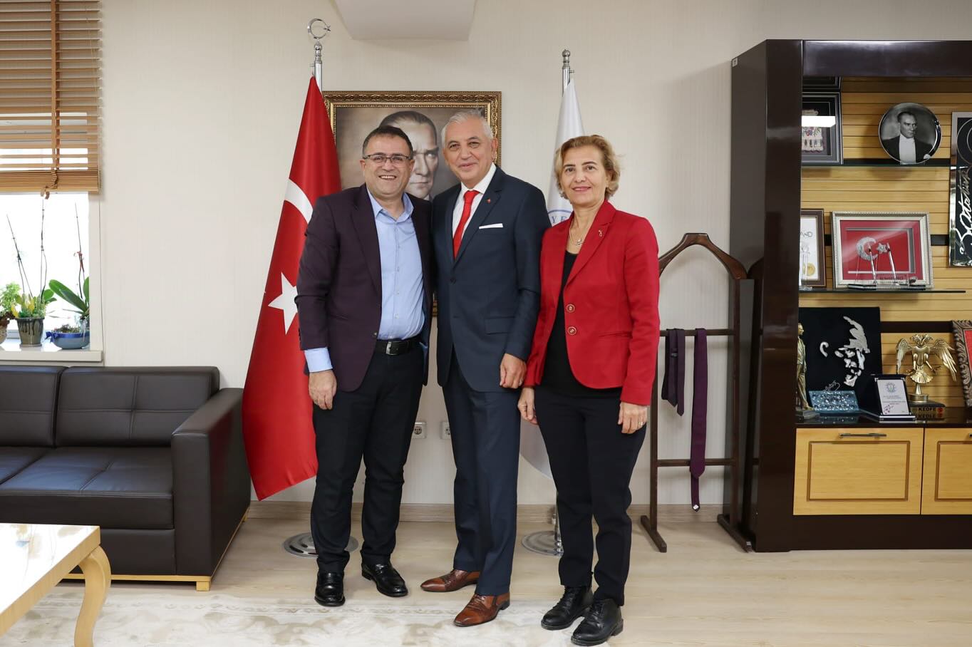 Derince Belediye Başkanı Av. Sertif Gökçe kendisini ziyaret eden konukları