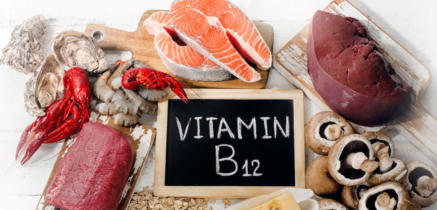 B12 vitamininin kırmızı kan hücrelerinin üretimini destekleyerek anemi riskini azalttığını
