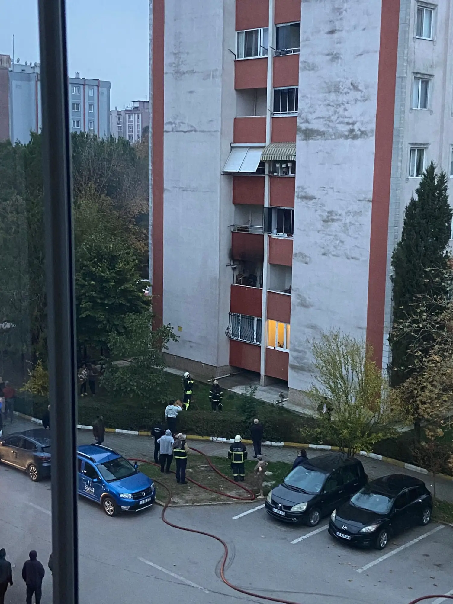 İzmit Yahyakaptan mahallesinde D6 bloklarında bulunan bir dairede yangın çıktı.