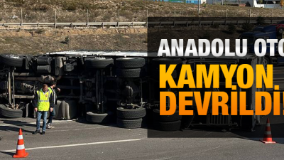 Anadolu Otoyolu'nun Kocaeli kesiminde devrilen kamyon, ulaşımda aksamaya neden oldu.