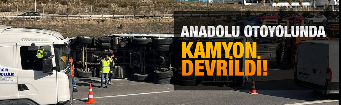 Anadolu Otoyolu'nun Kocaeli kesiminde devrilen kamyon, ulaşımda aksamaya neden oldu.