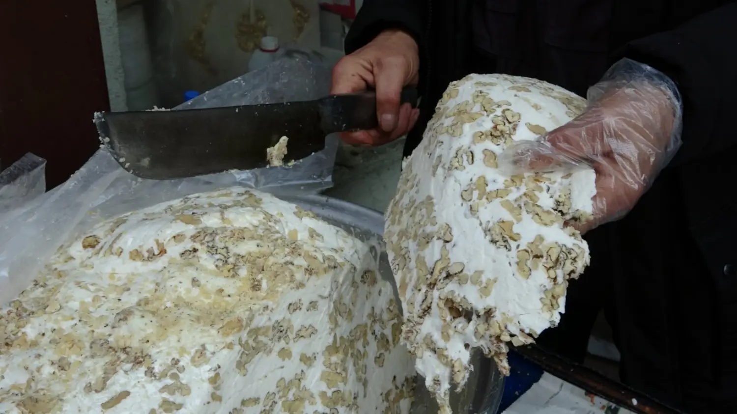 Ordu’nun yöresel lezzetlerinden olan ve coğrafi işaret belgeli ‘cevizli helva’,