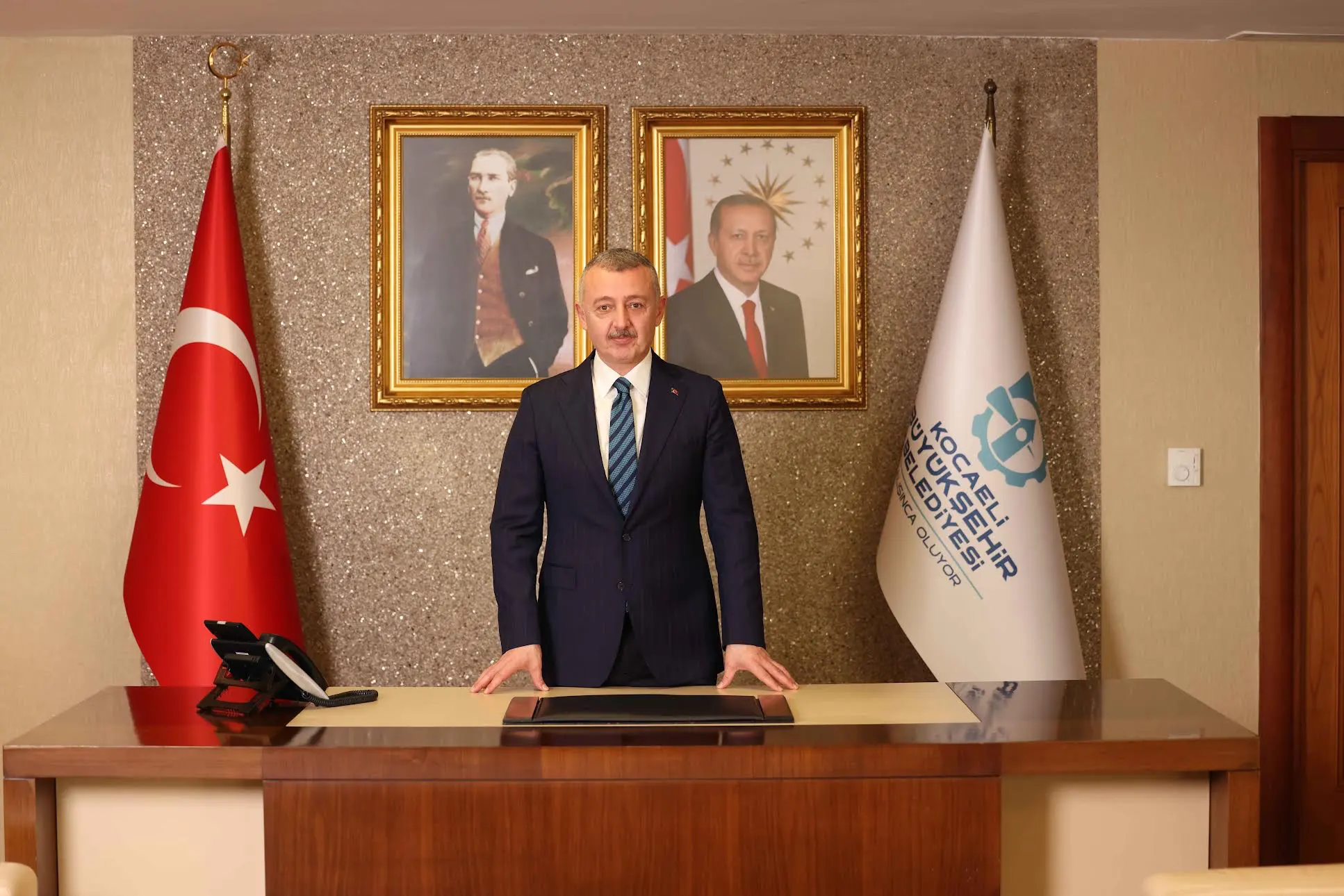 Kocaeli Büyükşehir Belediye Başkanı Doç.Dr.Tahir Büyükakın, 24 Kasım Öğretmenler Günü