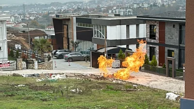 Kocaeli'nin Başiskele ilçesinde elektrik direği dikimi sırasında iş makinesi doğal