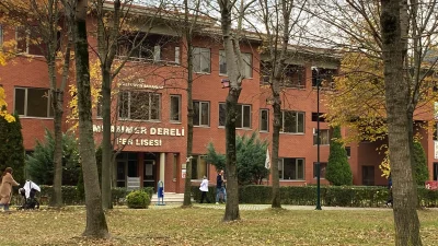 Kocaeli'nin İzmit ilçesinde okulun ikinci katından beton zemine düşen 16
