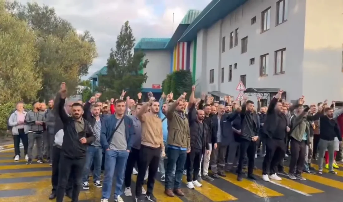 Gebze'de kurulu Betek Boya (Filli Boya) firmasında işçiler yemekhanede çatal