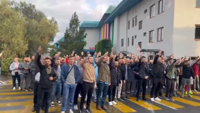 Gebze'de kurulu Betek Boya (Filli Boya) firmasında işçiler yemekhanede çatal