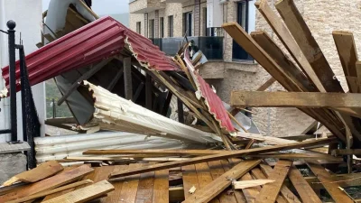 Kocaeli'nin İzmit ilçesinde şiddetli rüzgar sebebiyle bir binanın çatısı uçarak