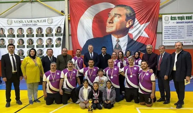 Kocaeli'de 24 Kasım Öğretmenler Günü nedeniyle düzenlenen voleybol turnuvasının şampiyonu