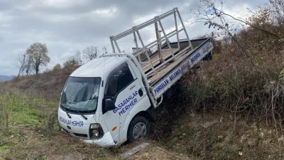 Kocaeli'nin Başiskele ilçesinde sürücüsünün kontrolünden çıkan kamyonet, yaklaşık 50 metrelik