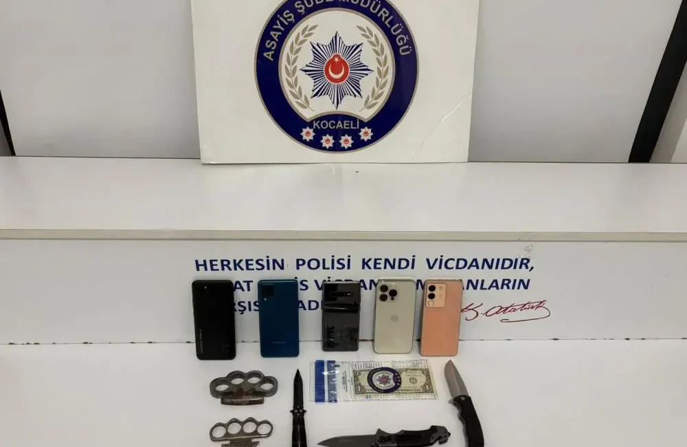 Kocaeli'nin Darıca ilçesinde iki kişiyi gasp eden şüpheliler, çıkarıldıkları mahkemece