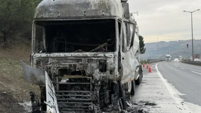 Anadolu Otoyolu Kocaeli geçişinde alevlere teslim olan tırın kabin kısmı