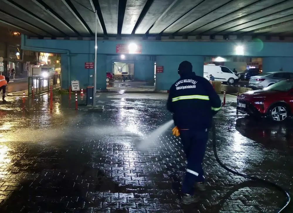 Körfez'de sabah mesaiye başlayan ve gece saatlerine kadar çalışan belediye