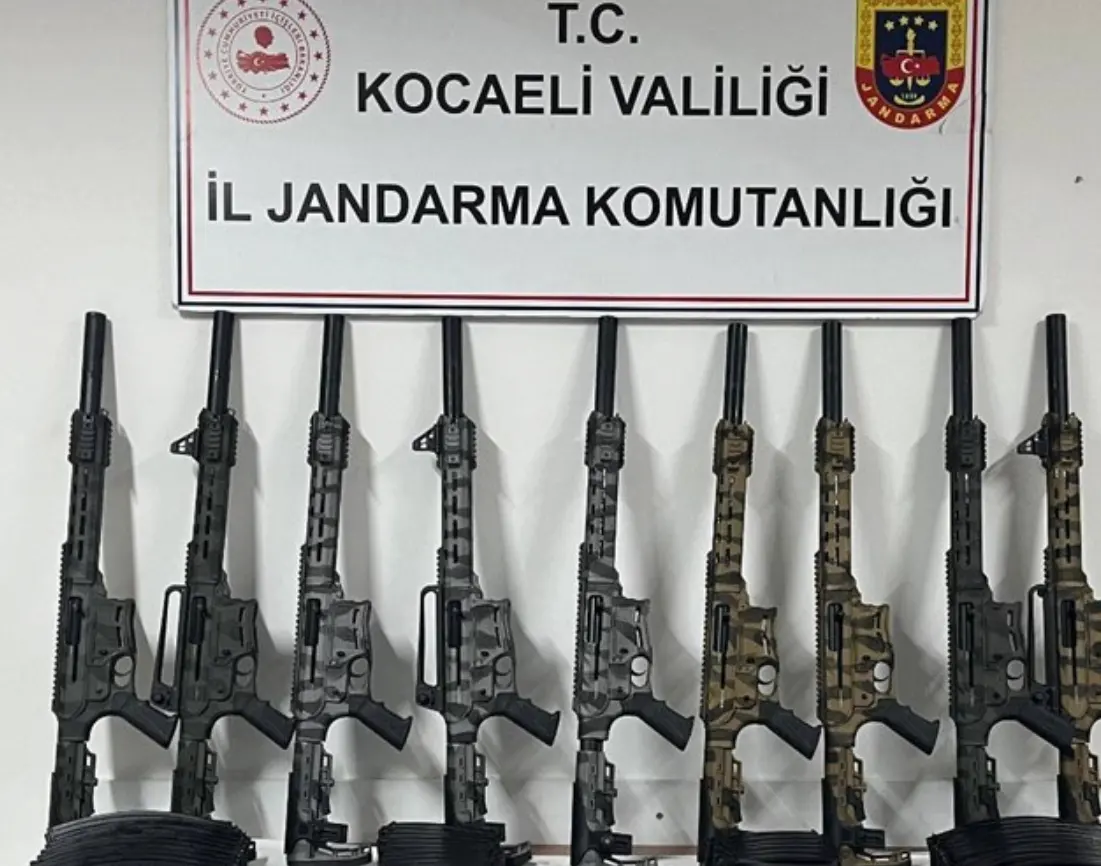 Kocaeli'nin Darıca ilçesindeki bir evde ruhsatsız 20 otomatik av tüfeği