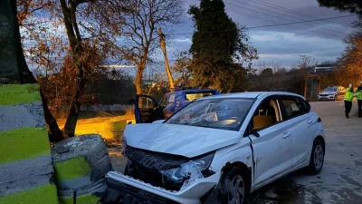 Kocaeli'nin Gebze ilçesinde beton dubaya çarpan otomobilin sürücüsü yaralandı. Yaralı