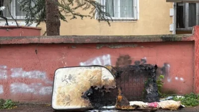 Kocaeli'nin Darıca ilçesinde çıkan yangında dumandan etkilenen anne ve çocuğu