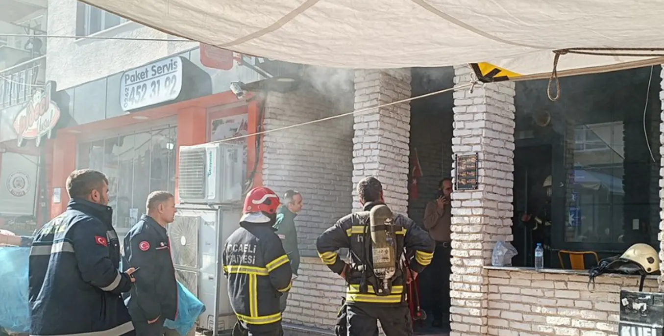 Kocaeli'nin Karamürsel ilçesinde restoranda çıkan yangında 1 kişi yaralandı.