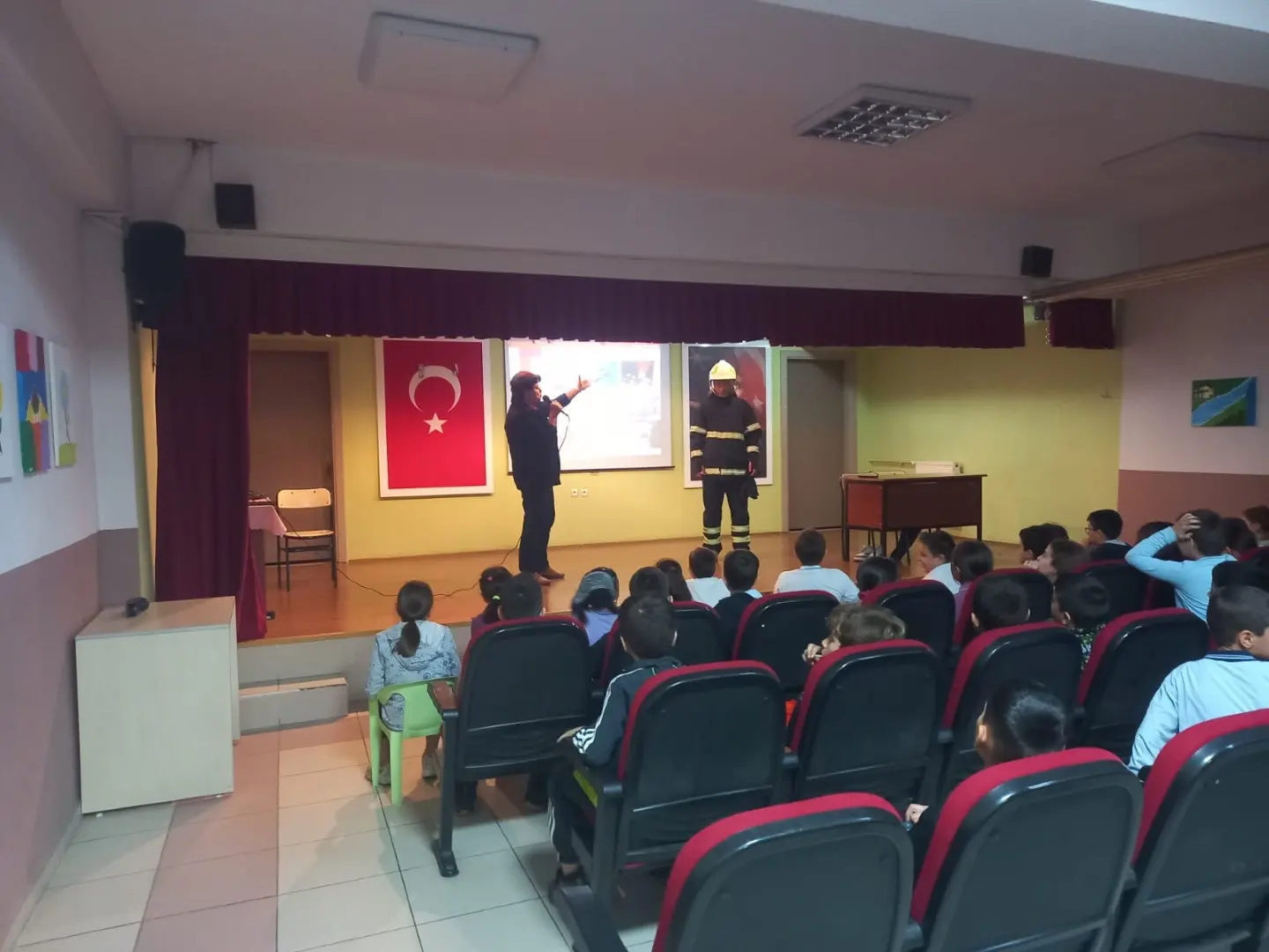 Kocaeli İtfaiyesi, ilkokul öğrencilerine meslek tanıtımı yaptığı seminerlerde çocuklara itfaiyecilik