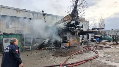 Kocaeli'nin Çayırova ilçesinde çıkan yangın, 2 iş yerinde hasara neden
